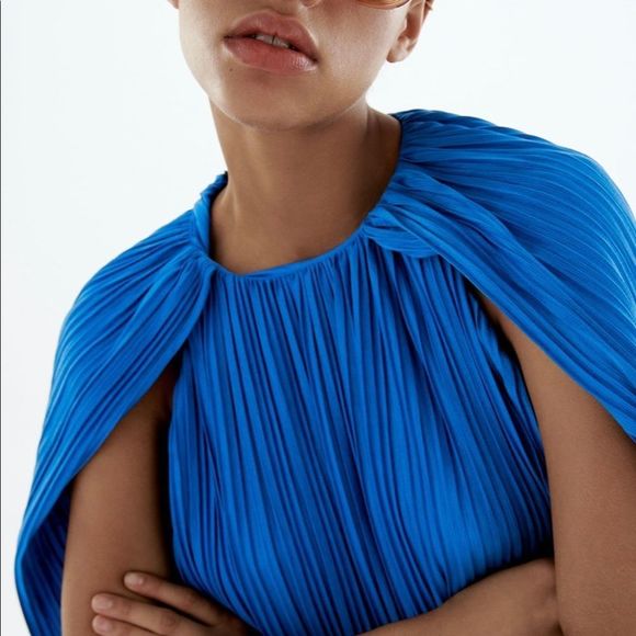 COPY - Pleated cape dress - Picture 3 of 11